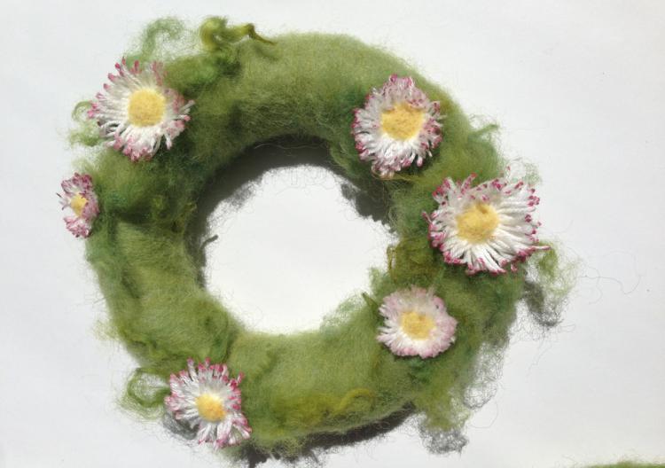 Kursprogramm 2019:
Kurs Nr.6 Blütenkränzchen aus Wolle und Seide 