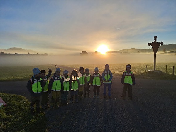 Kindergartenkinder im Herbst