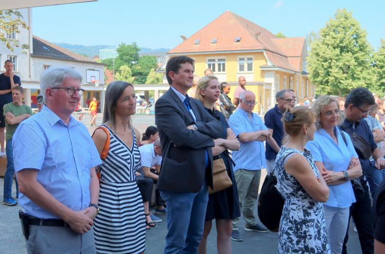 Aufmerksam lauschen die (politischen) Gäste den Ansprachen