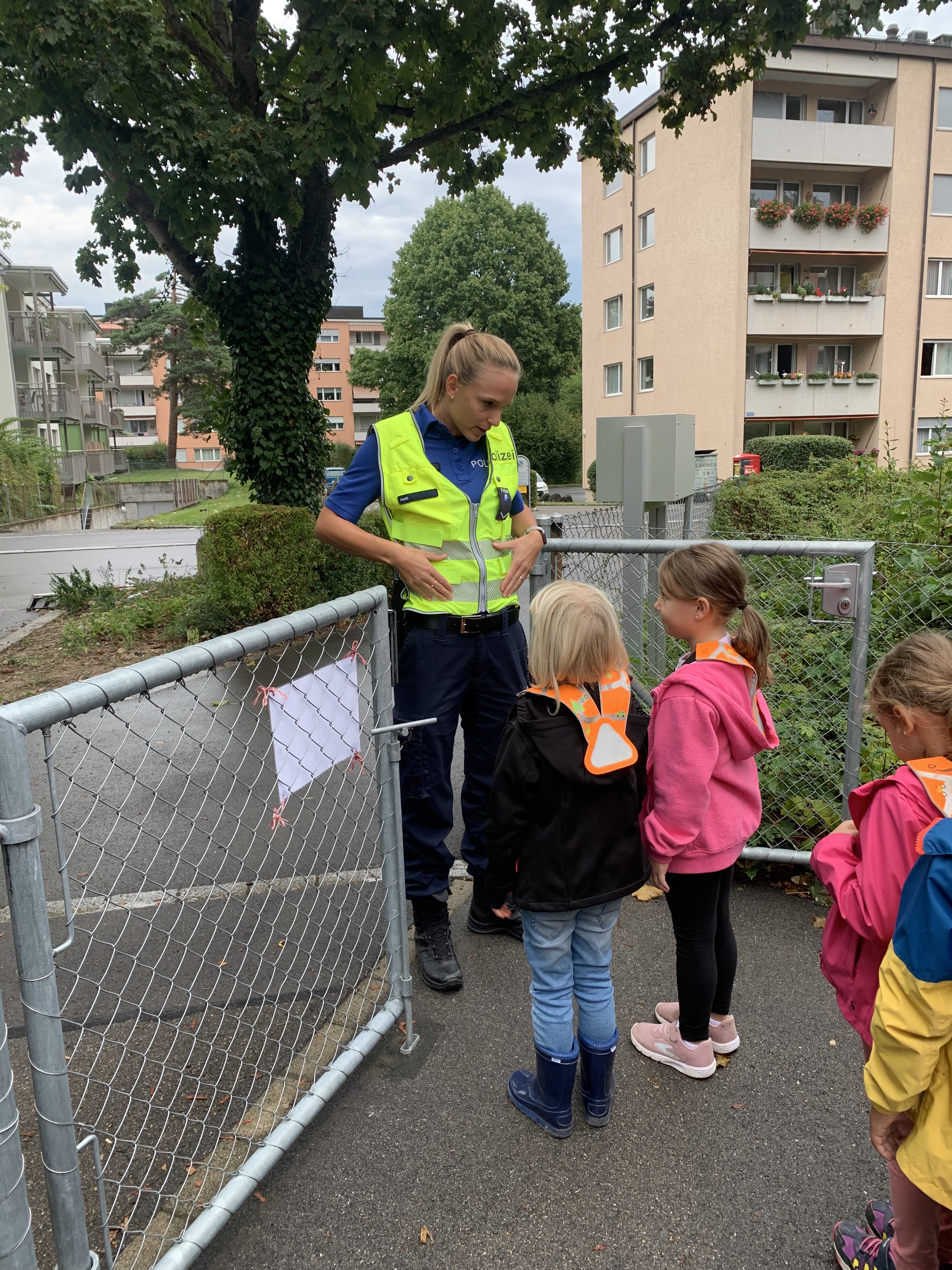 Polizistin im KG
