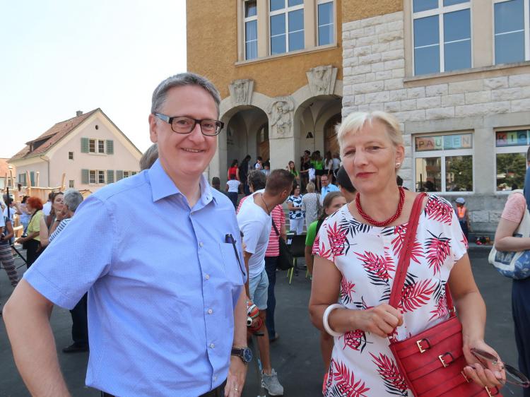 Roger Bachmann, Stadtpräsident im Gespräch mit Beatrice Bissig, Schulleiterin