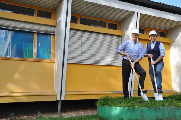 Schulvorstand Reto Siegrist (l.) und Hochbauvorstand Toni Kiwic vor dem Kindergarten Steinmürli.