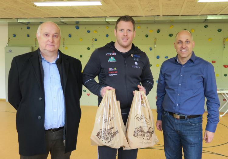 Matthias Glarner zusammen mit Jürg Hässig, Schulpfleger und Iso Kalchofner, Schulleiter