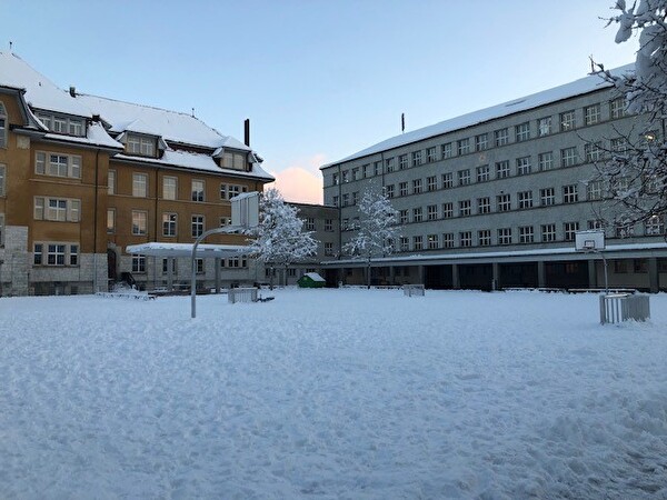 verschneiter Pausenplatz