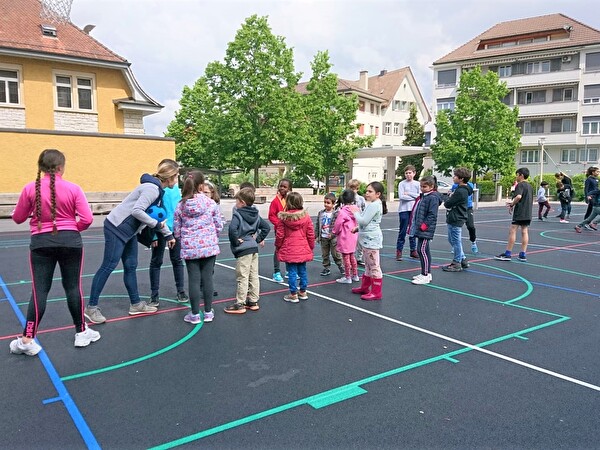 Gruppe auf dem Pausenplatz