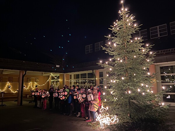 Sternsingen vor dem Weihnachtsbaum