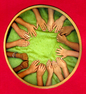 Kinderhände, im Kreis liegend
