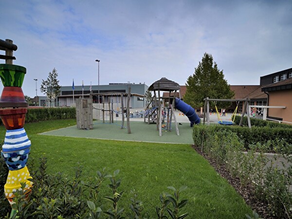 Spielplatz der Primarschule mit Rasen