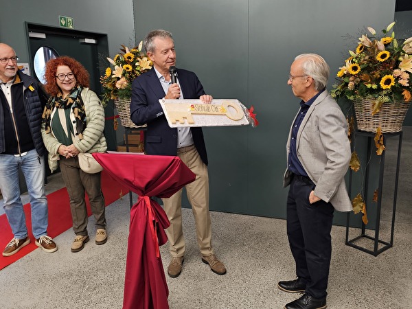 Stadtrat Christof Wolfer übergibt Schulpräsident Pierre Rappazzo einen symbolischen Schlüssel zum Abschluss des Neubaus Schule Ort.