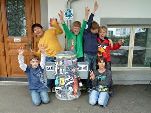 Wir stellen einen Recyclingkübel für die KGS her, damit wir unseren Abfall richtig entsorgen können.