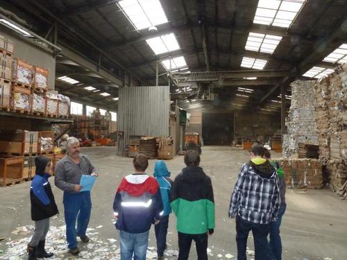 Wir besuchen das Recyclingwerk und lernen, welche Materialien wie recycelt werden.
