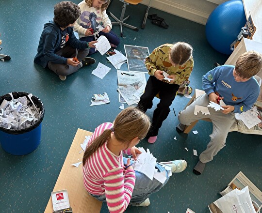 Blätter ausschneiden und bemalen