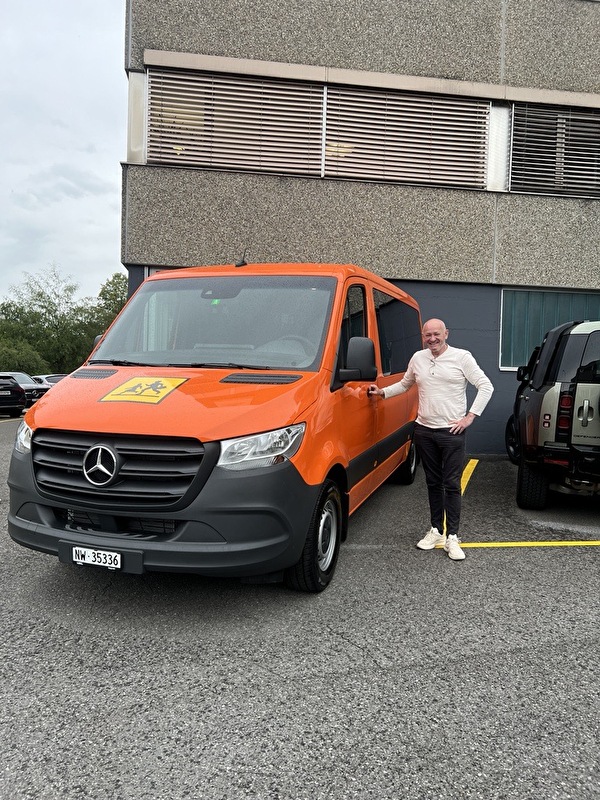 Christoph Taxi Niederberger mit den orangen Schulbus