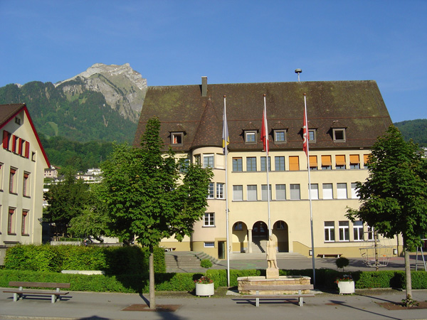 Schulhaus Dorf mit Blick zum Pilatus