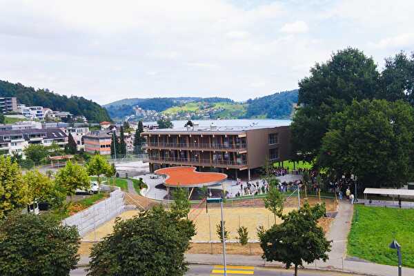 Schulhaus Obermatt, Schuleinheit Matt, mit Beachvolleyball-Feld