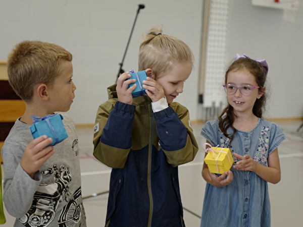 Geschenk der ORS-Schülerinnen und Schüler an die Neuzugänge