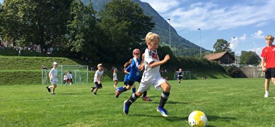 Beckenrieder Kinder spielen Fussball