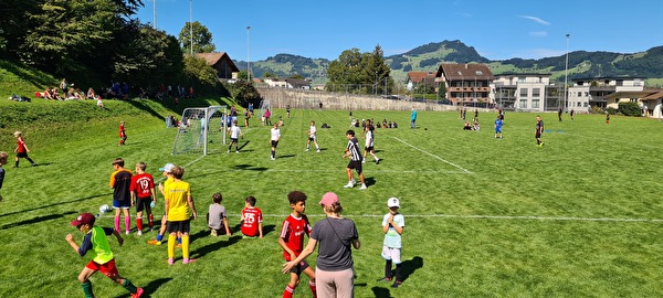 Beckenrieder Kinder spielen Fussball
