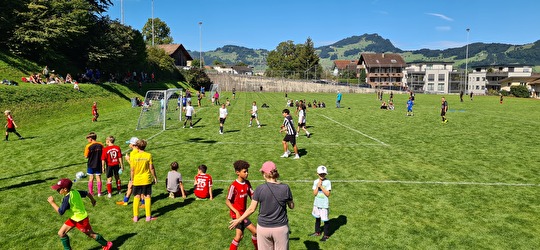 Beckenrieder Kinder spielen Fussball