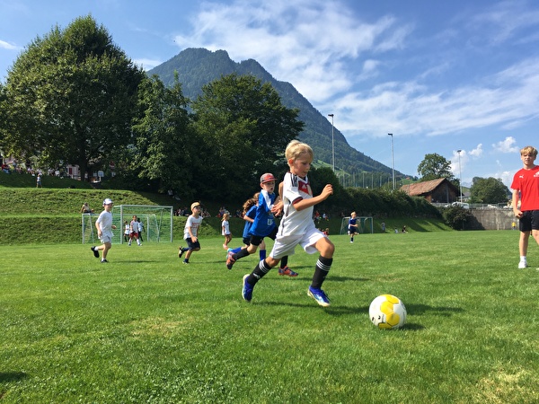 Beckenrieder Kinder spielen Fussball