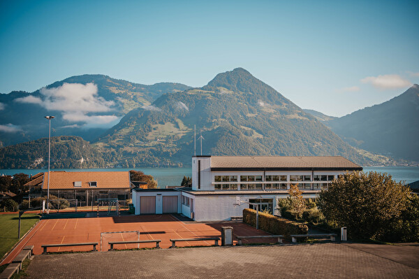 Bild der Turnhalle (links im Bild)