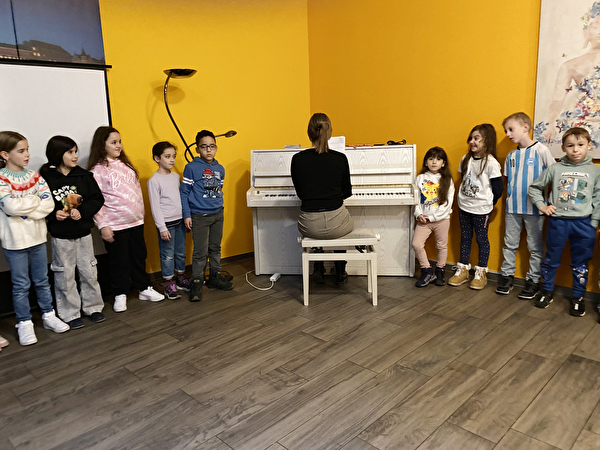 Die Klasse 2a singt in der Almacasa, Dezember 24