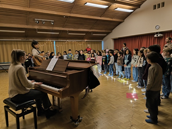 Alljährlich trifft sich während der Adventszeit die Unterstufe am Montagmorgen zum Singen.