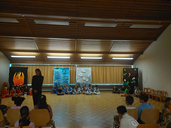 Die Klasse 3c erarbeitet gemeinsam mit einer Thaterpädagogin ein Stück