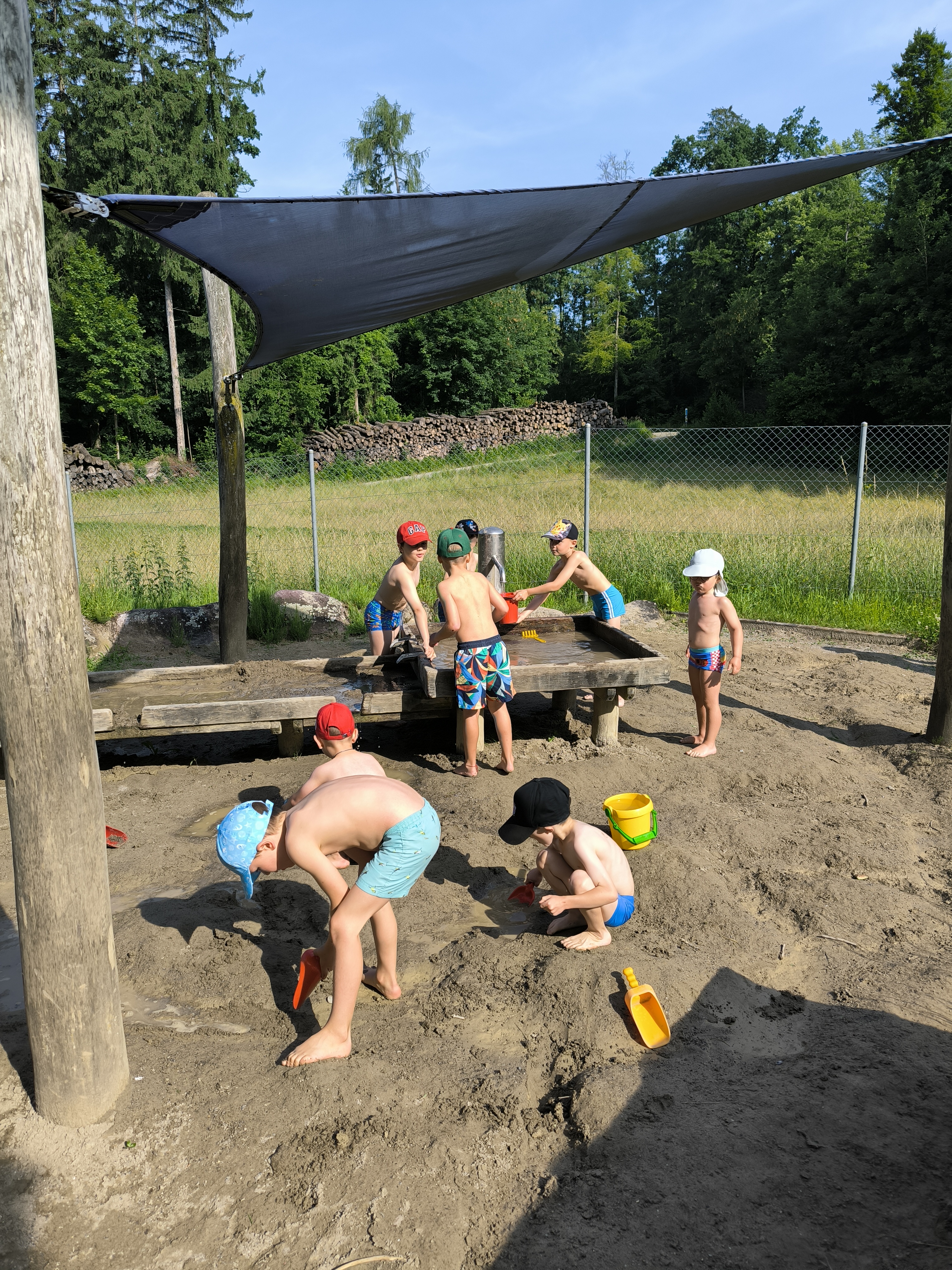 Während die Kleinsten, den Sand und das Wasser geniessen ...