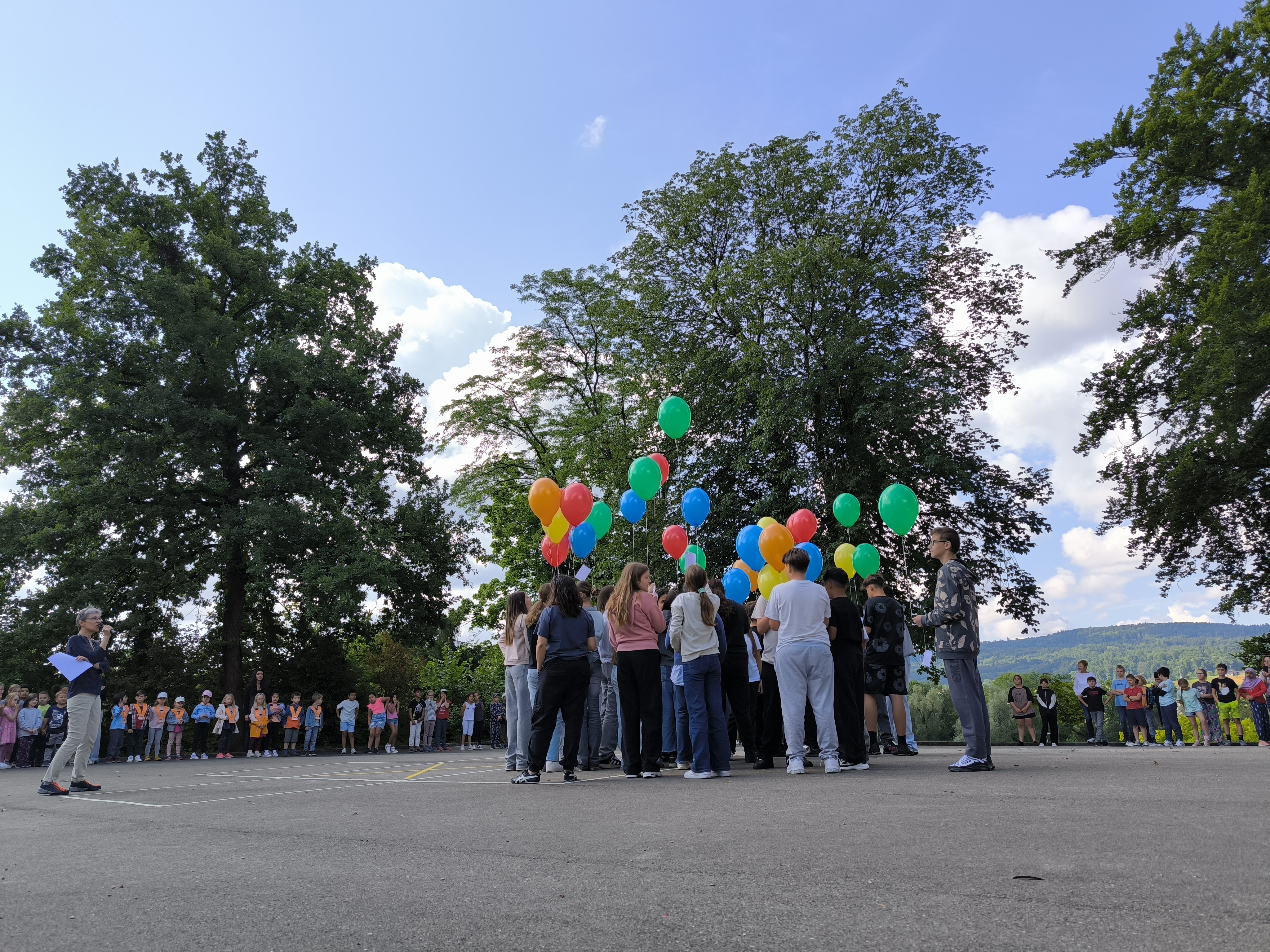 Die Ballone unserer Ältesten, die nach den Sommerferien in die Oberstufe oder ins Gymi übertreten, sind mit grossen Wünschen bepackt.