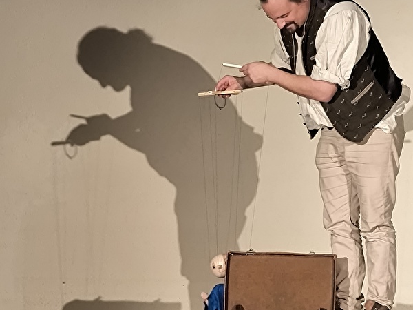 Seraphin Schlager von den Tösstaler Marionetten erzählt die Geschichte von Lubomir