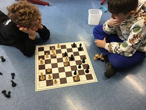 Kinder beim Schachspielen