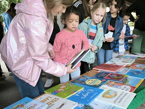 Bei der Wahl geeigneter Bücher wird kräftig unterstützt.