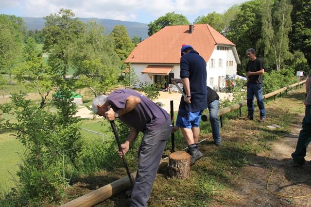Mit Hilfe vom Mühlenbetreiber wurden die angemahlten Pfosten in den Boden gerammt und die Holzpfosten daran geschraubt. Angeblich fuhr ein Auto einmal einen Meter zu weit in den Abgrund.