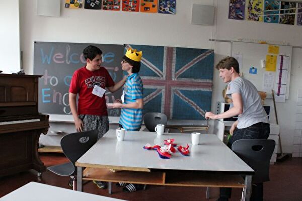 Her Majesty, the queen of England, Elisabeth Emanuel II in a classroom. 