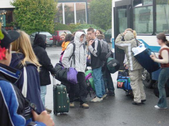 Die Klasse 2. Sek a holt die die Schülerinnen und Schüler aus Montreux bei der ZVB-Station ab.