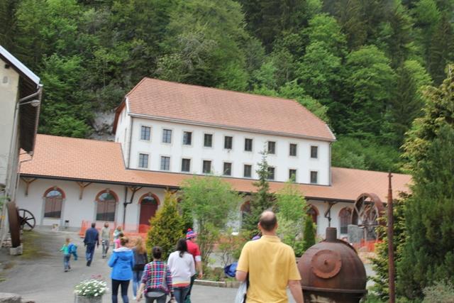 Am ersten freien Nachmittag besuchten wir die unterirdischen Mühlen im Tal von Le Locle. In einer natürlichen Höhle wurden mehrere Wasserräder eingebaut, um einerseits das Mehl des Tals zu mahlen und andererseits auch als Sägewerk zu nutzen.