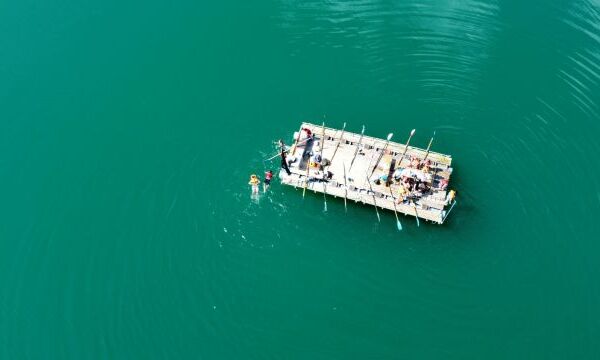 Wir hatten diese Woche in Morgarten eine Projektwoche. Und zwar haben wir unter der Anleitung von Fredy Trüsch ein riesiges Floss gebaut, mit welchem wir rudernd auf dem Ägerisee unterwegs waren. In alters- & klassendurchmischten Gruppen haben wir eine tolle Ruderwoche auf dem See erlebt. Eine Gruppe ist gar über den See bis zur Kellermatt gerudert und durfte dort ein Glacé geniessen. 