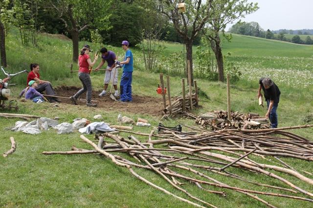 Am dritten Tag hatten wir viele der geplanten Arbeiten abgeschlossen. neue Ideen waren gefragt. Wir ebneten den Boden und mauerten eine Feuerstelle.