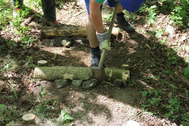 Neue Tritte wurden in den Wanderweg gepflanzt.
