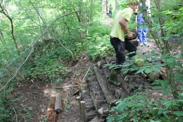 S Franze Domini und S Paulis Andy übernahmen das Kommando beim Damm für den geregelten Mühlekanal. Mit alten Schienenschwellen und etwas Erde wurde der Damm verstärkt.