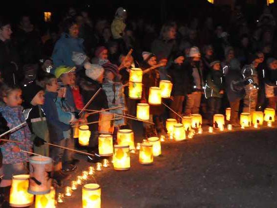 Laternenumzug der Grundstufen