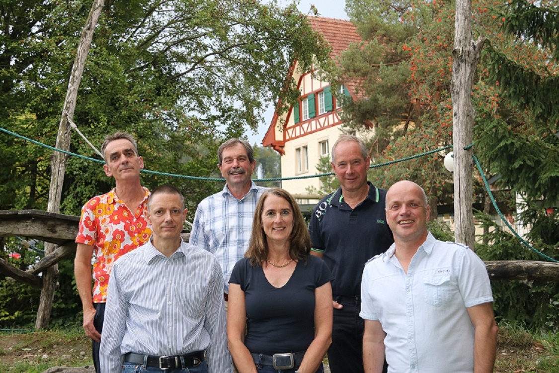 Schulpflege Amtsdauer 2022-2026 (von links nach rechts): Lorenz Nydegger, Martin Tischhauser, Markus Kägi, Gabriela Kleiner (Leiterin Schulverwaltung), Andreas Vetsch (Schulpräsident), Michael Krützen