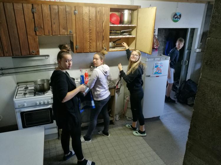 Wenn das warme Wasser ausblieb, musste halt zuerst welches gekocht werden. Aber der Abwasch wollte gemacht sein.