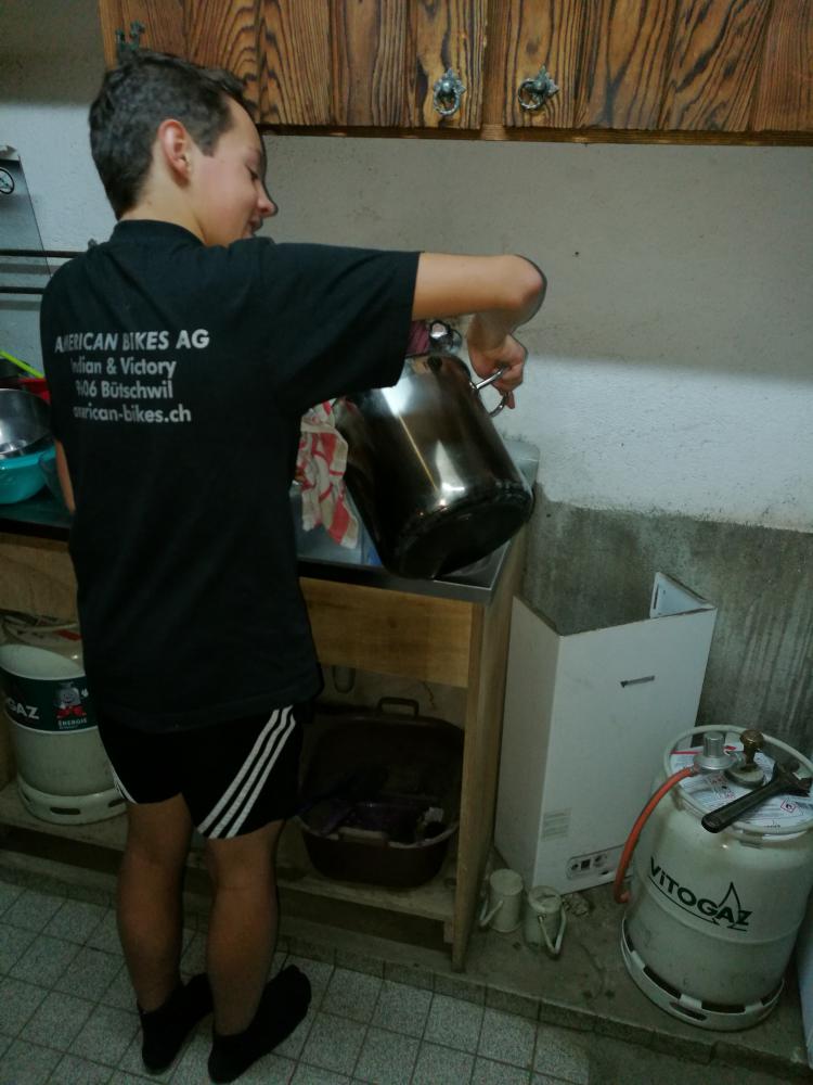 Arbeiten macht hungrig. Wir rührten mit der grossen Kelle an.