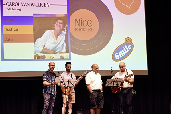 Mit einem Song würdigen die männlichen Mitglieder der Schulleitung ihre Kollegin Carol van Willigen: von links Michael Werner, Pascal Schmuckli, Markus Stäheli und Alex Porta.