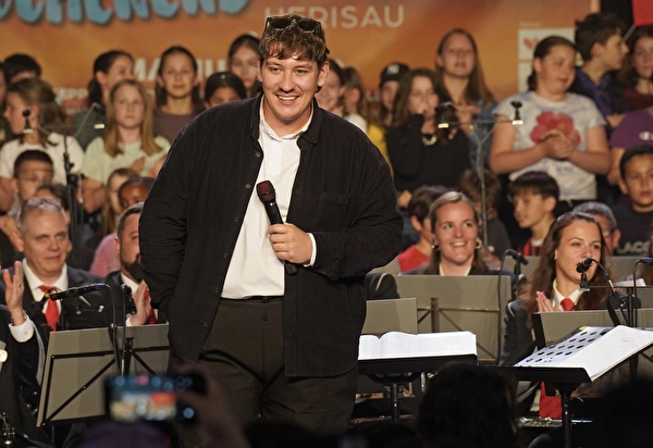 Marius Baer mit Primarschülern und Musikverein.