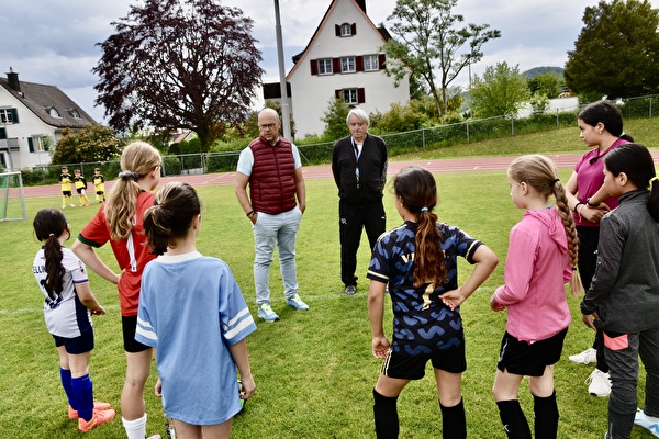 Alex Porta, Abteilungsleiter Schule Herisau (links), und Jost Leuzinger begrüssen die Mädchen.