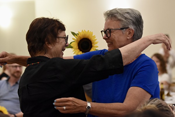 Am Schlussessen der Schule verabschiedeten sie sich gegenseitig in die Pension: Carol van Willigen (links) und Monika Rohner.  