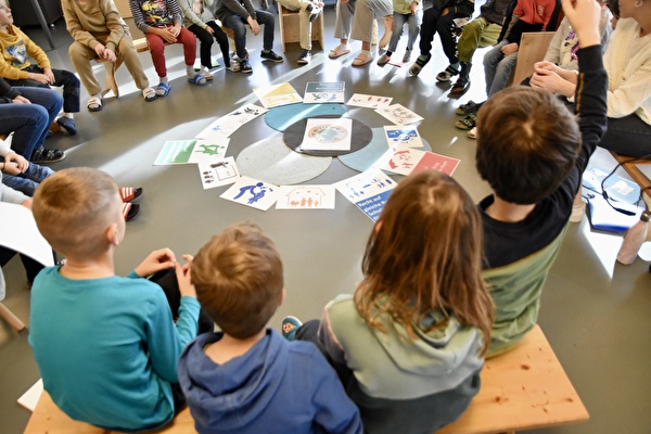 Eine Gruppe von Müli-Kindern bespricht Skizzen und Kinderrechte.